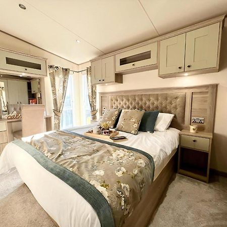 Stunning Caravan With Full Lake View At Southview Holiday Park Ref 33004Ml Skegness Exteriör bild