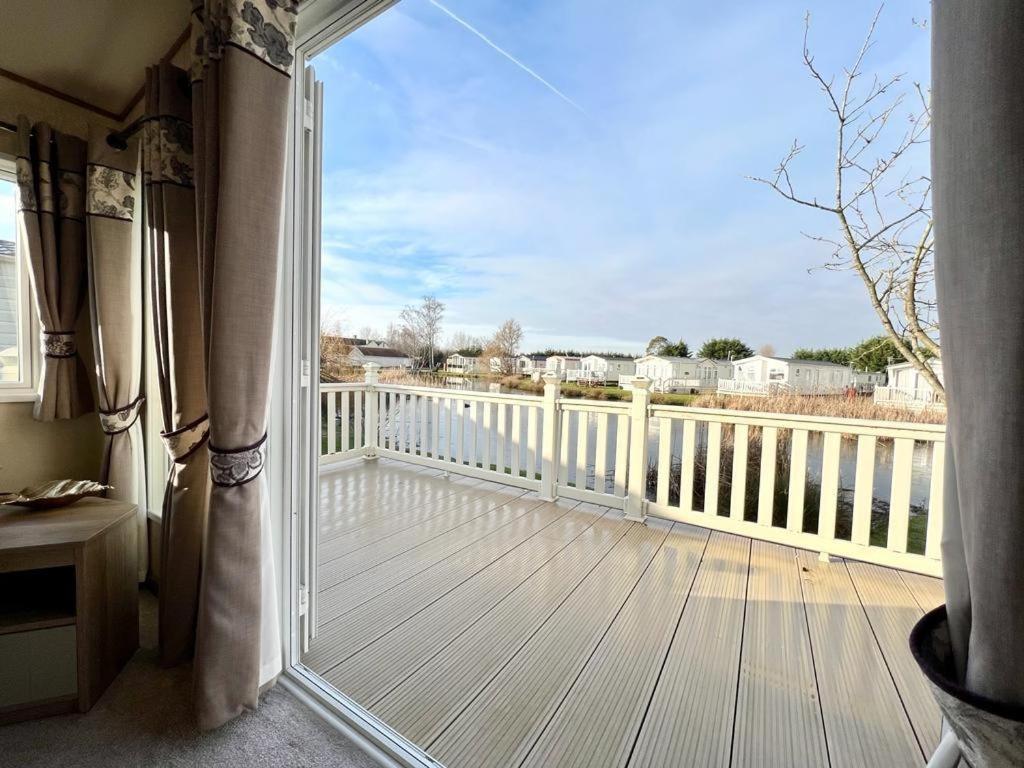 Stunning Caravan With Full Lake View At Southview Holiday Park Ref 33004Ml Skegness Exteriör bild