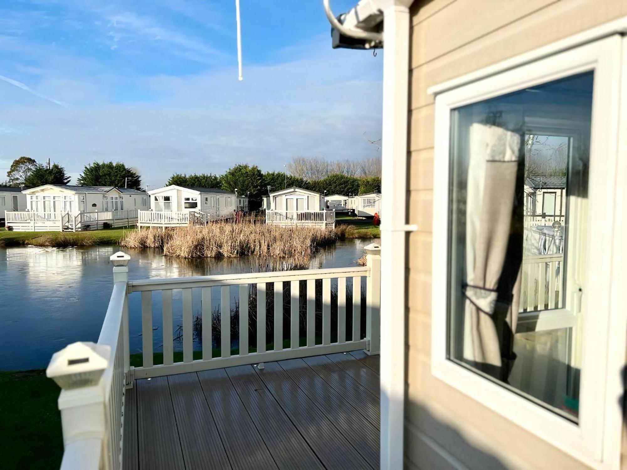 Stunning Caravan With Full Lake View At Southview Holiday Park Ref 33004Ml Skegness Exteriör bild