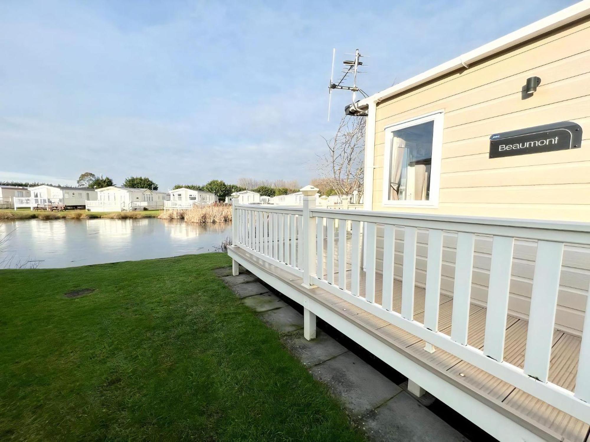 Stunning Caravan With Full Lake View At Southview Holiday Park Ref 33004Ml Skegness Exteriör bild